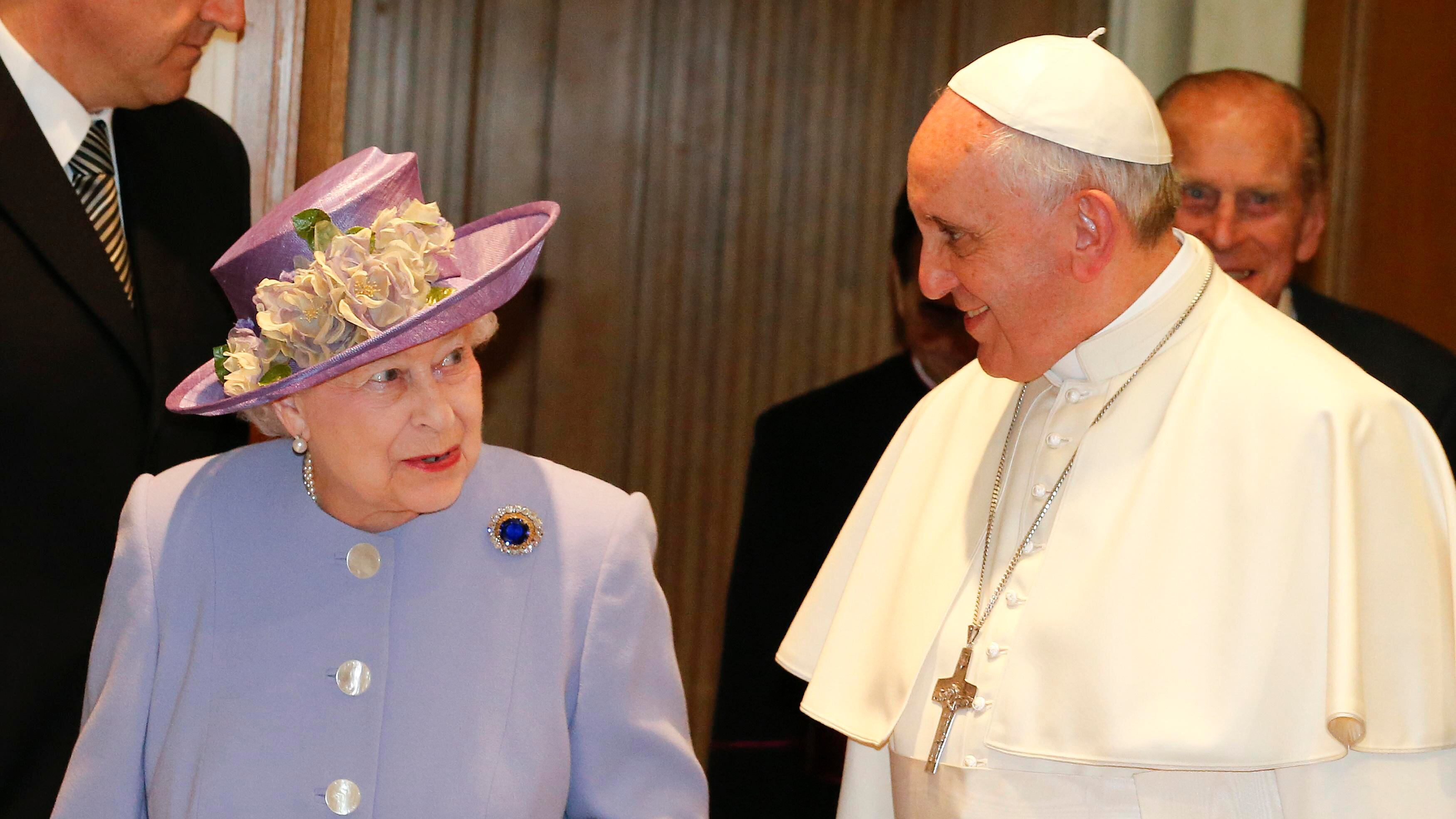 Elisabetta II arriva a Roma: incontrerà Napolitano e il Papa