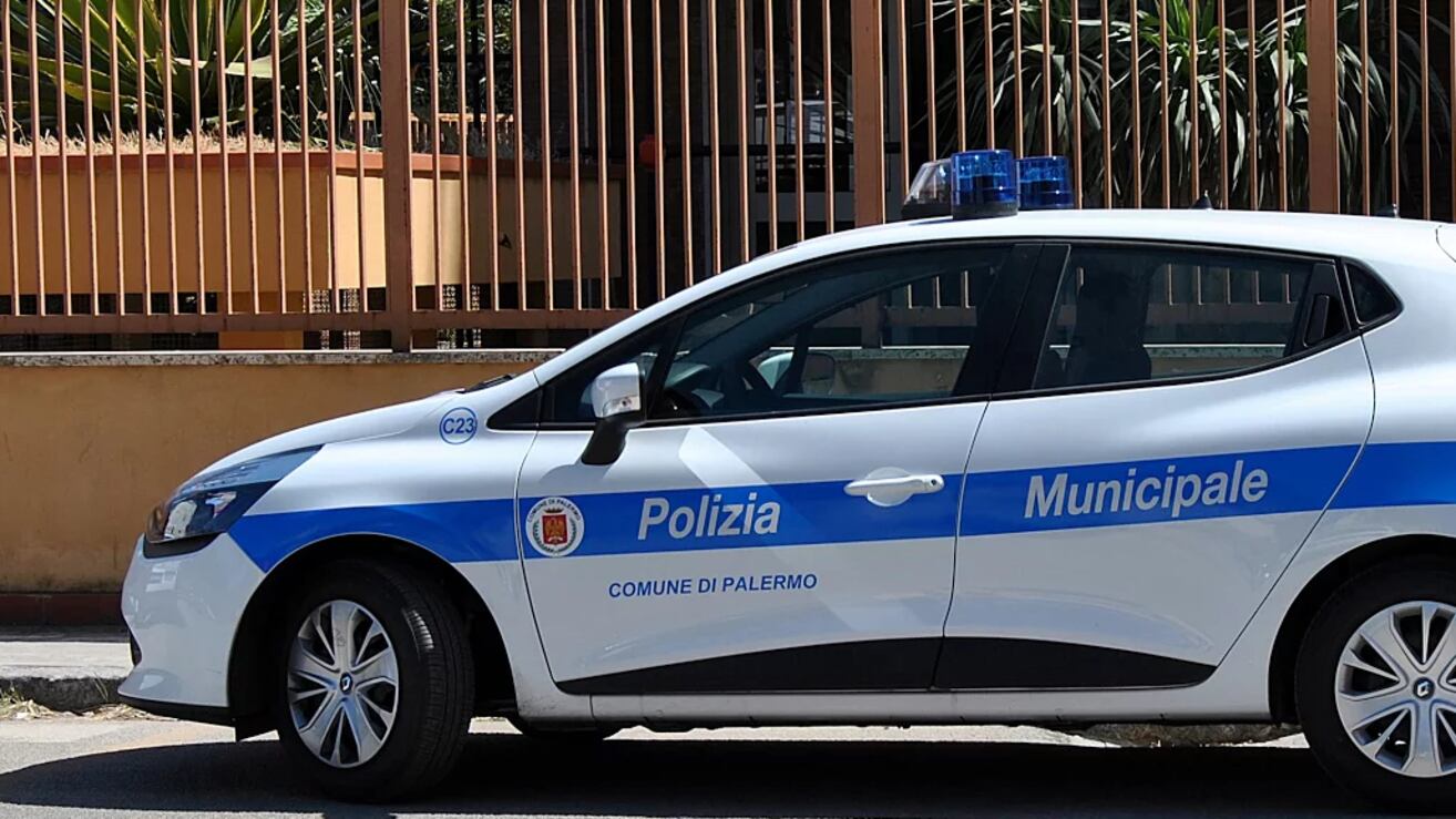 A Palermo "disarmano" la polizia locale: ira della Lega