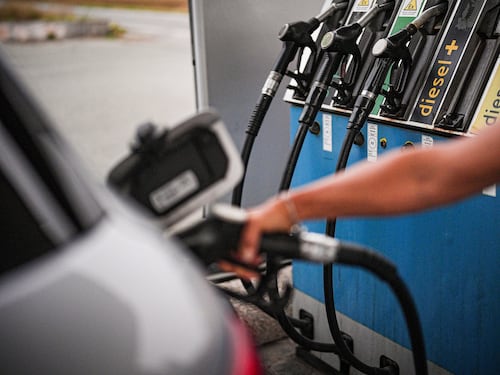 Petrolio, allarme raffinerie. Eni lancia il tetto ai prezzi