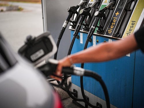 Carburanti, oltre 10mila distributori tagliano i prezzi: benzina sotto i 2 euro in più di metà impianti