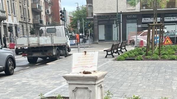 L’ennesimo sfregio a Ramelli: escrementi sul cippo che lo ricorda. Meloni: "Indegno"