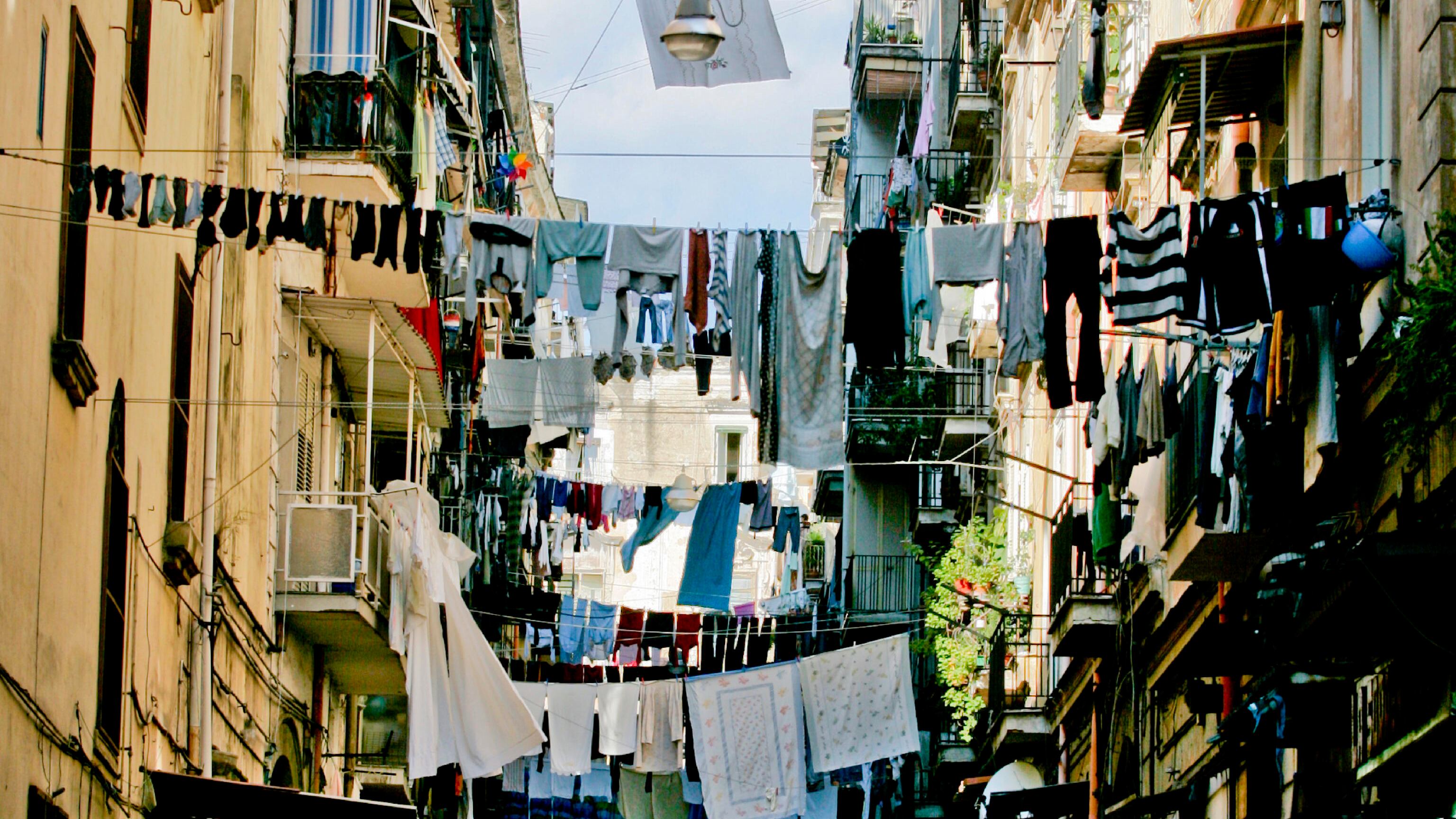 Salviamo i panni stesi nei vicoli di Napoli Il decoro di una città si giudica da altro