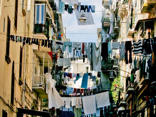 Salviamo i panni stesi nei vicoli di Napoli Il decoro di una città si giudica da altro