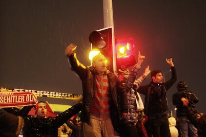 Istanbul, migliaia di tifosi in marcia contro il terrorismo 10
