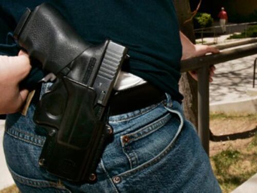 Avvocato con la pistola, allontanato dal processo