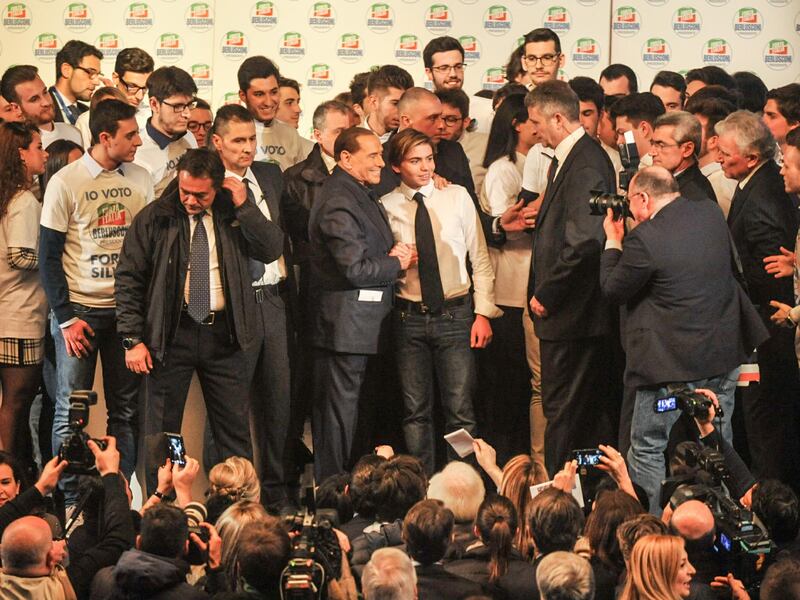 L'affetto che circonda Berlusconi a Milano 10