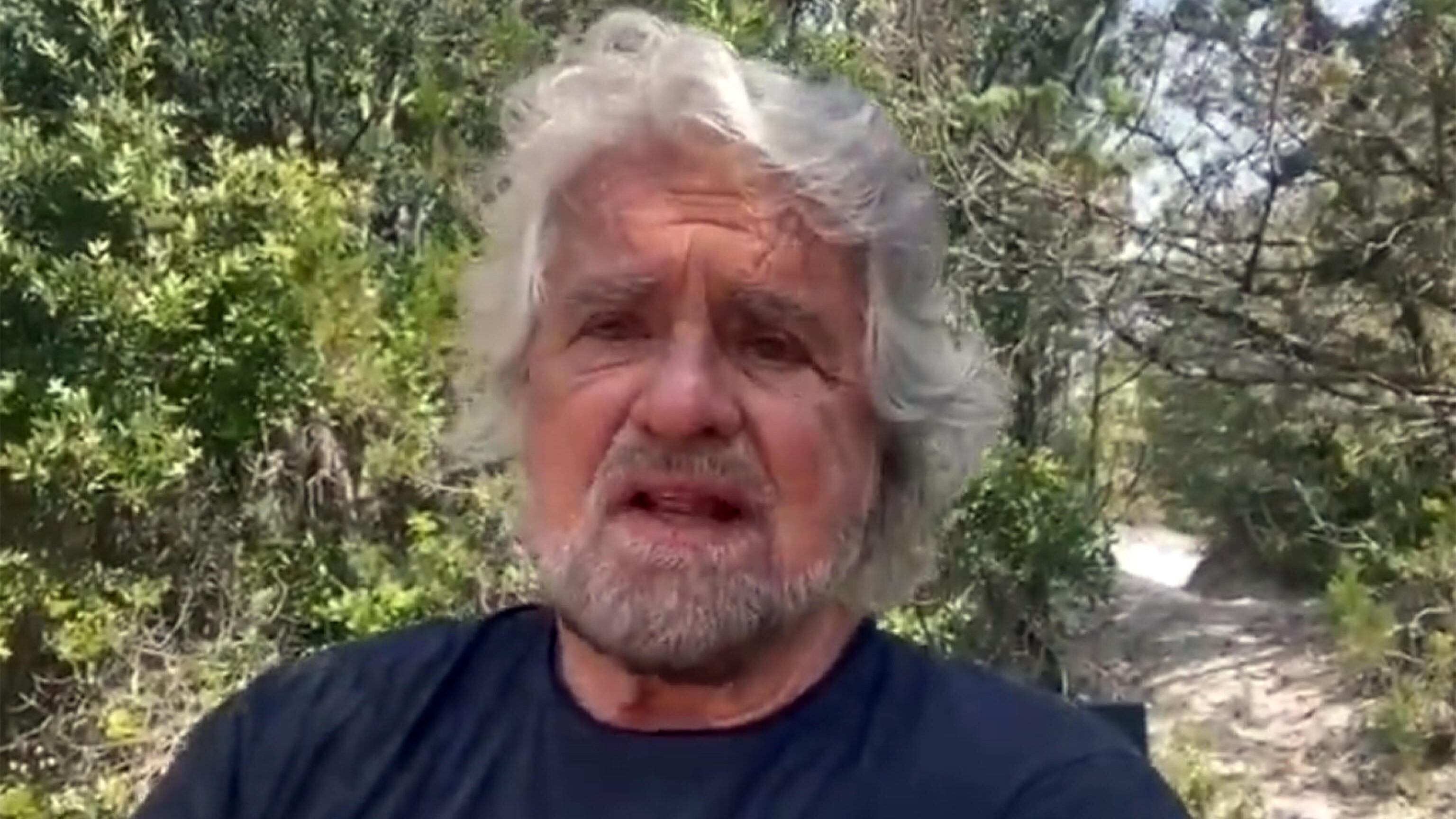 Dopo il delirio brigatista, le prese in giro social: Grillo senza più freni