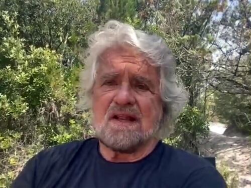 Dopo il delirio brigatista, le prese in giro social: Grillo senza più freni