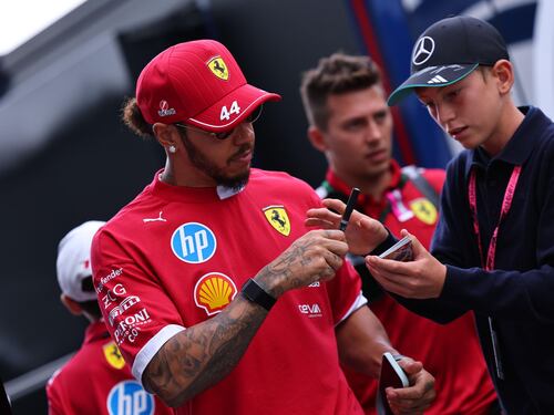 La Rossa fa perdere la testa a Lewis e Charles