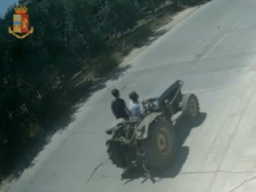 A 11 anni cade dal trattore, il padre incolpa un'auto pirata: ma è una bugia
