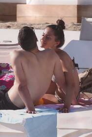Mattia Destro e Ludovica Caramis: esplode la passione a Mykonos 11