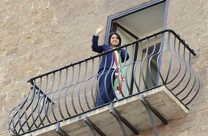 La Raggi si affaccia dal balcone del Campidoglio e si commuove 20