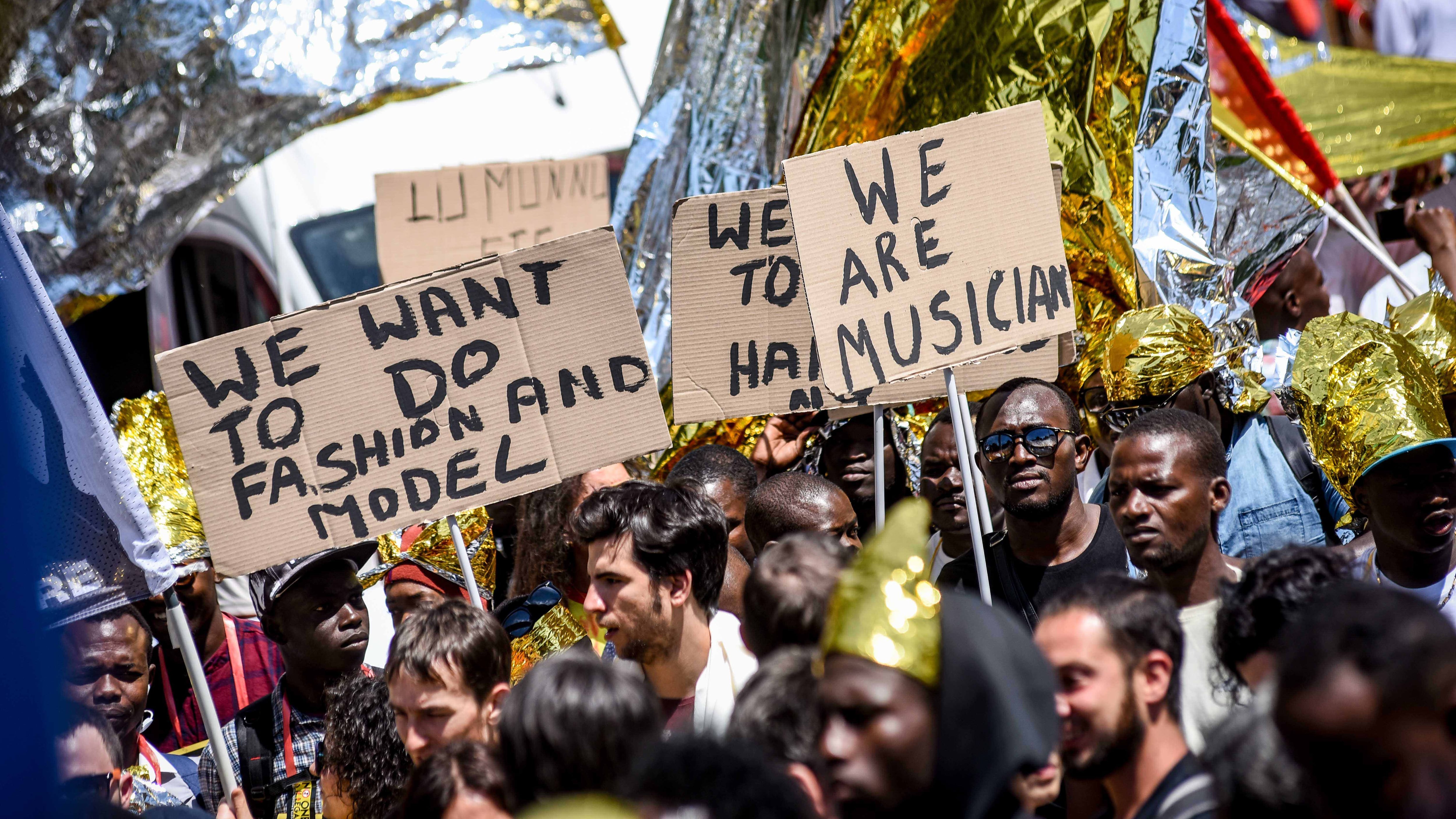 Migranti, il prete smonta la sinistra: "No alla Salvinofobia"