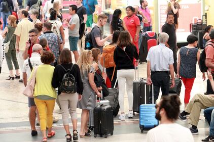 Grande affluenza alla  stazione centrale di Milano per il primo week-end di agosto  8