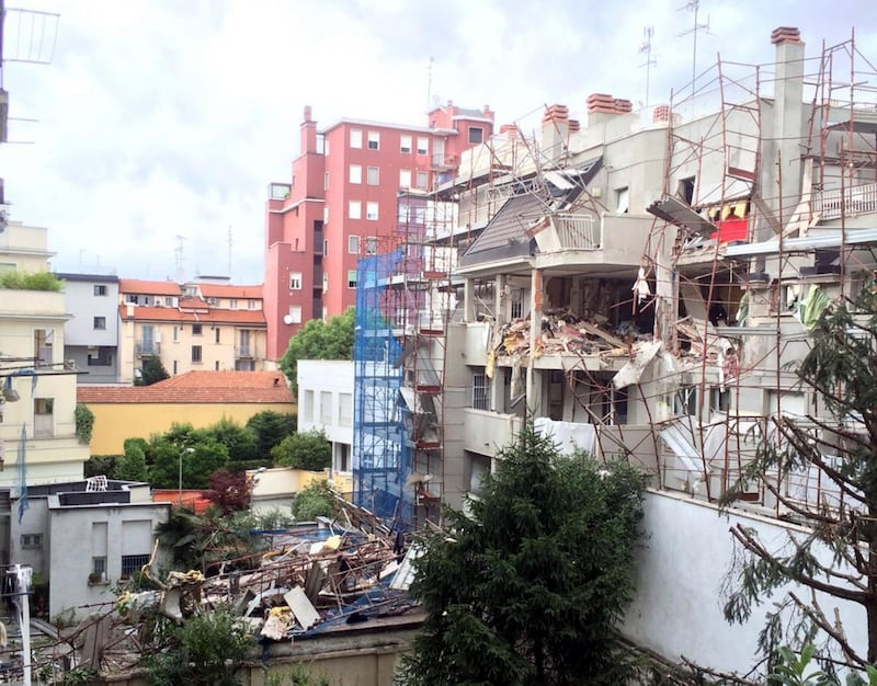 Milano, la palazzina dopo l'esplosione 9