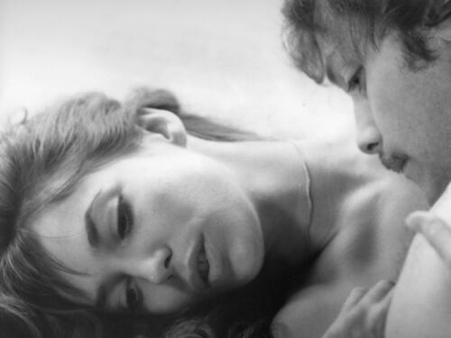 Dall'iconica borsa di Hermès alla verità su Je T'Aime Moi Non Plus: la vita di Jane Birkin