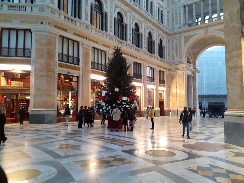 La tradizione si rinnova: l’albero di Natale Rubacchio torna nella Galleria Umberto 1