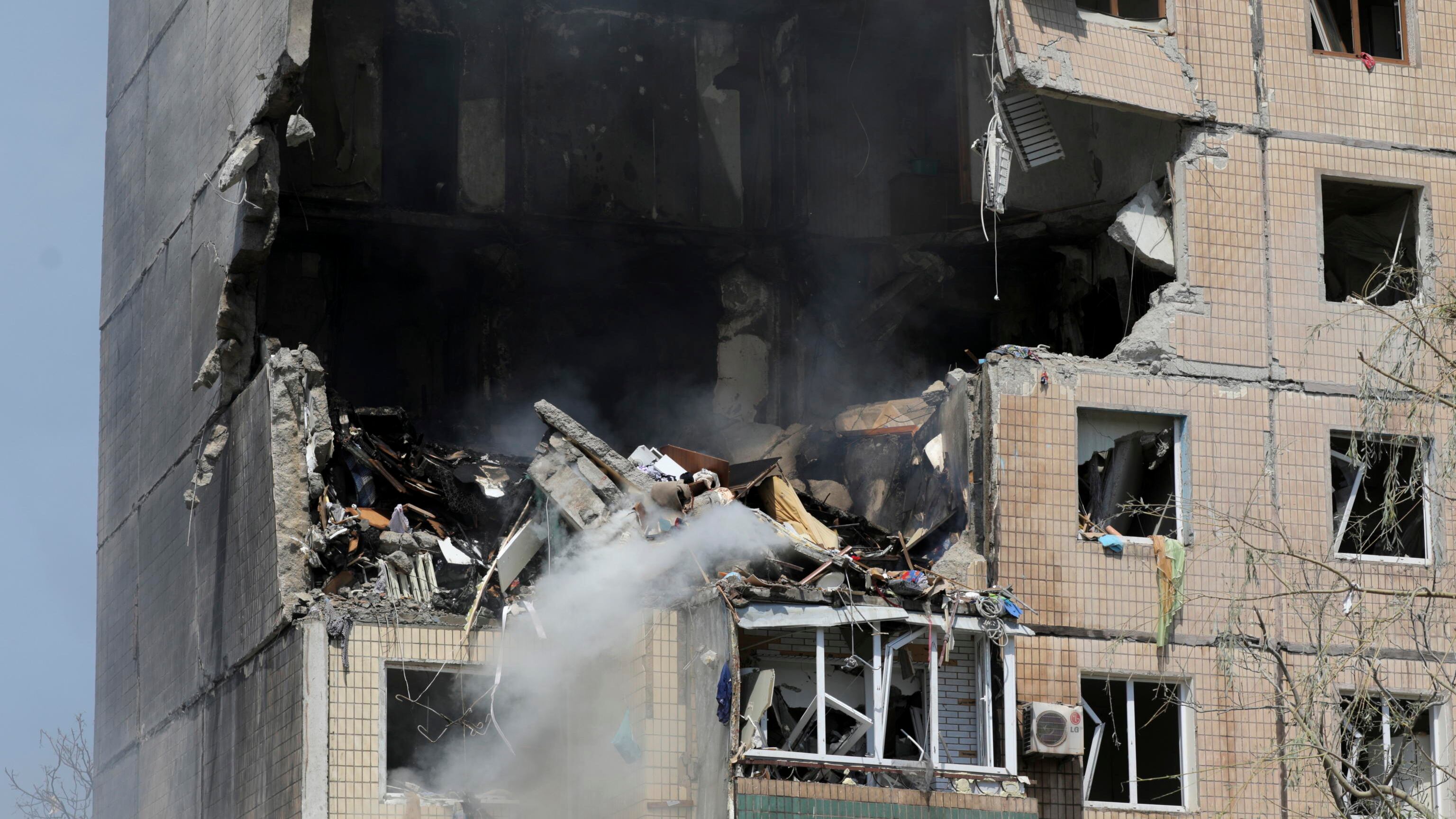 Mosca vendica i droni ucraini. Bombe sulla città di Zelensky: sei morti, anche una bimba