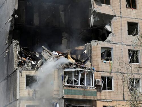 Mosca vendica i droni ucraini. Bombe sulla città di Zelensky: sei morti, anche una bimba