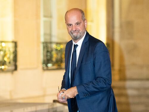 Il ministro e quelle regole inviate da Ibiza. Ira in Francia