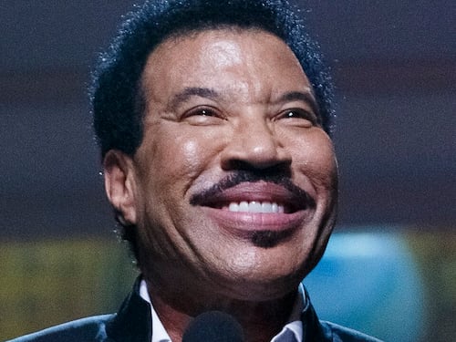 Paura per Lionel Richie, il malore durante l'apertura del suo tour: concerto interrotto, cosa è successo