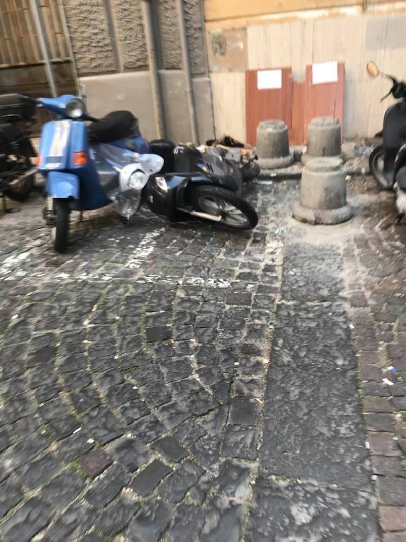 Napoli, vandali in azione a Chiaia: le immagini dei danni 3