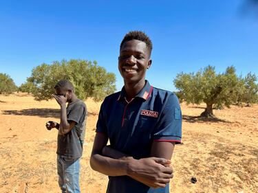 Mohammed migrante sudanese a El Hamra che ha comprato una polo della polizia.