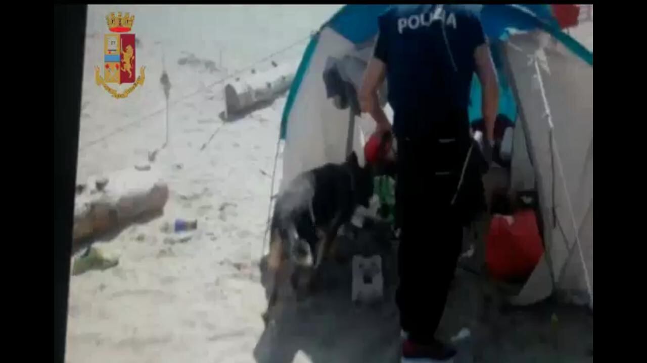 Roma, arrestati 5 africani: vendevano droga sotto gli ombrelloni