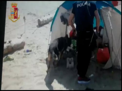 Roma, arrestati 5 africani: vendevano droga sotto gli ombrelloni