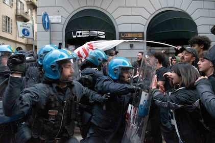 Antagonisti tentano l'assalto al G7, scontri con la polizia. Idranti in azione 4