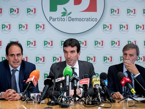 Cottarelli, la retromarcia del Pd. Martina: "Astenerci sulla fiducia"