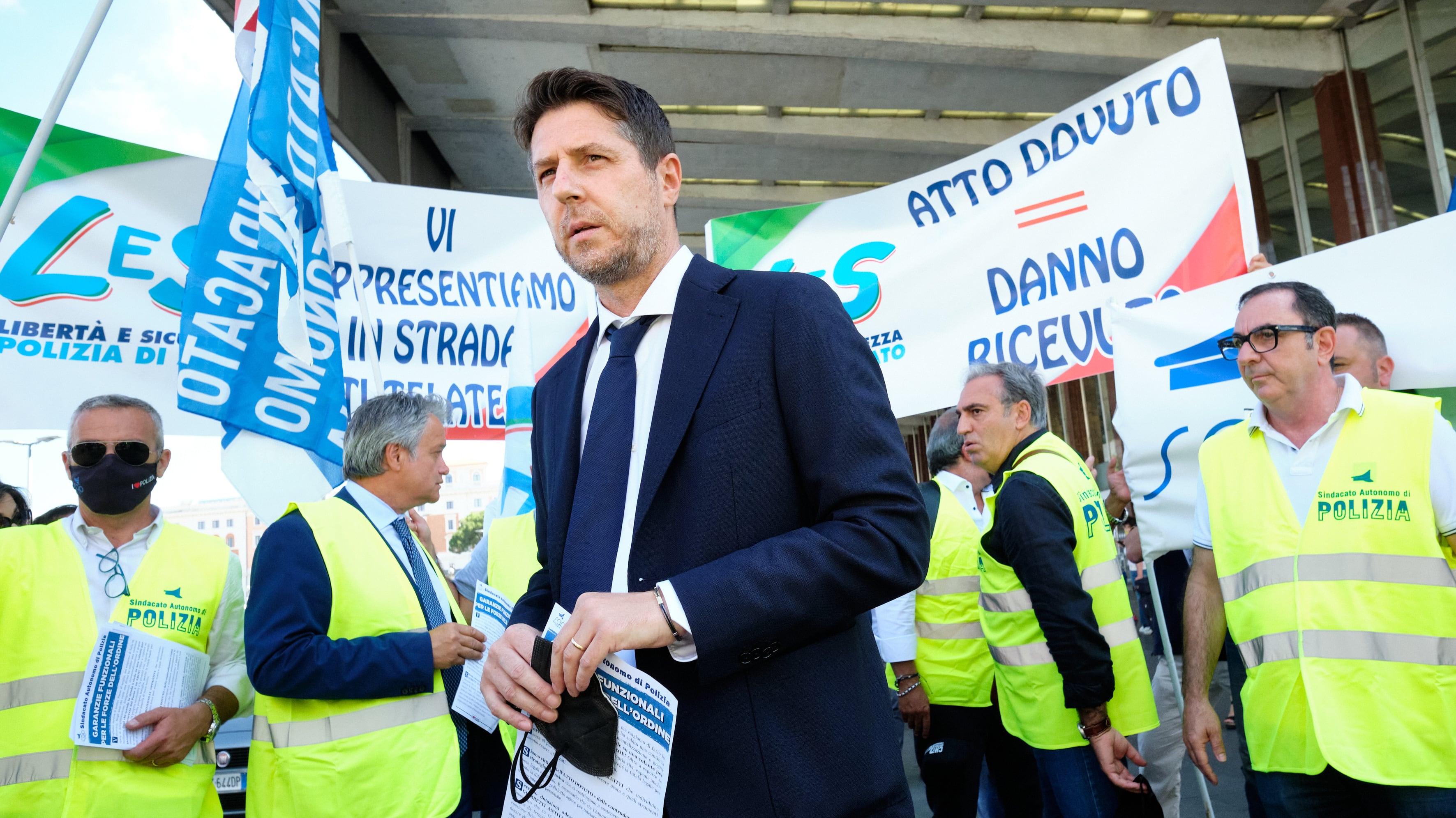 "Sotto choc per quelle immagini ma non va demonizzata la Polizia"
