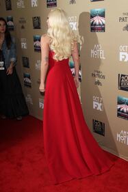 Lady Gaga, spacco mozzafiato e baci al fidanzato sul red carpet 66