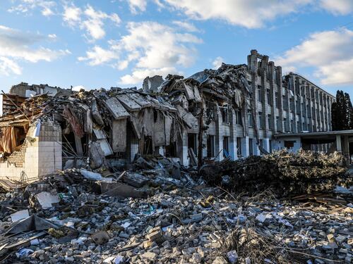 "Continueremo a eliminare mercenari stranieri". Cosa c'è dietro l'ultimo bombardamento russo
