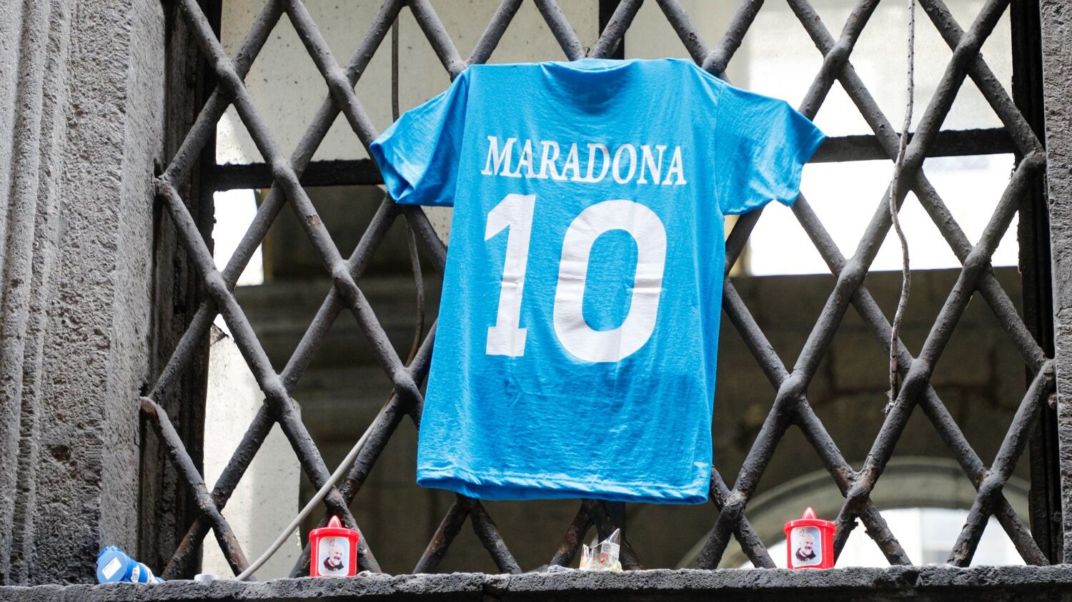 Cinque maglie di Maradona. Nuovo sogno dei calciofili