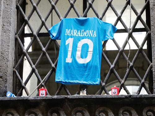 Cinque maglie di Maradona. Nuovo sogno dei calciofili