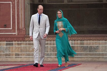 Pakistan, Kate Middleton con il velo per la visita in moschea 2