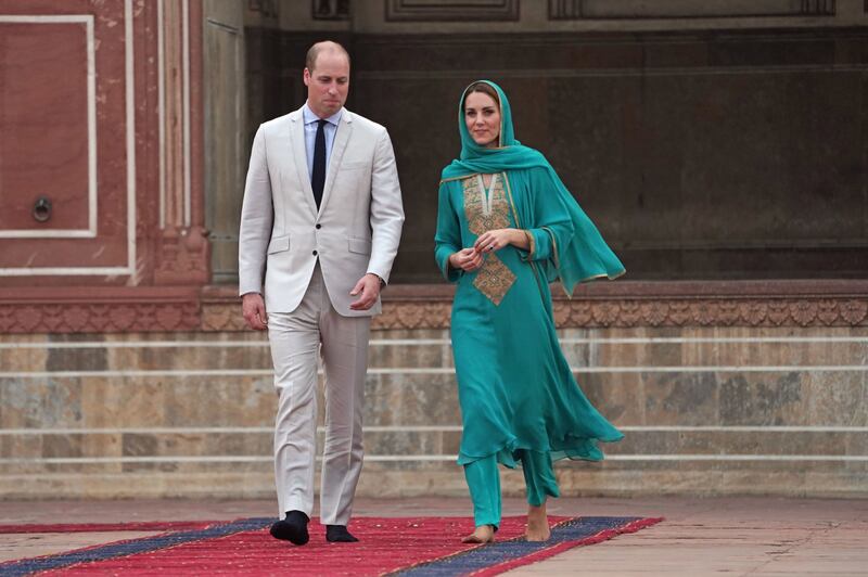 Pakistan, Kate Middleton con il velo per la visita in moschea 2