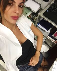 Sarah Nile sexy al lavoro 1