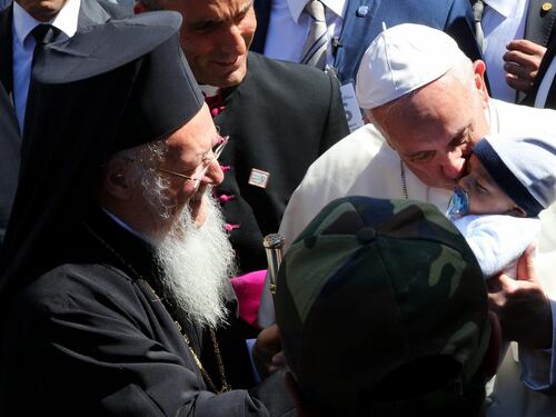 Il Papa incontra i profughi: "Non siete soli, l'Ue vi aiuti"