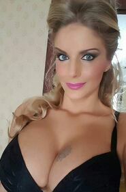 Francesca Cipriani, sexy scollatura 18