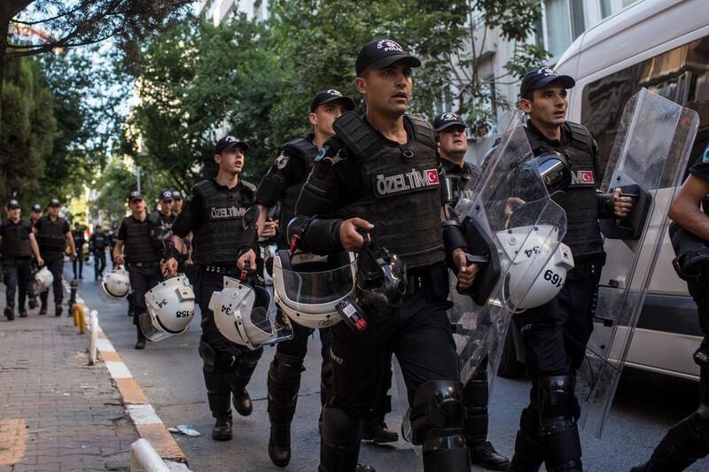Istanbul, la polizia interrompe il Gay Pride 2