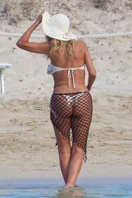 Valeria Marini, strip e bikini stellare a Formentera 9