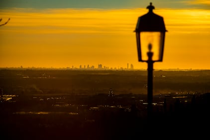 Il vento spazza via nubi e smog: da Bergamo si vede lo skyline di Milano 3