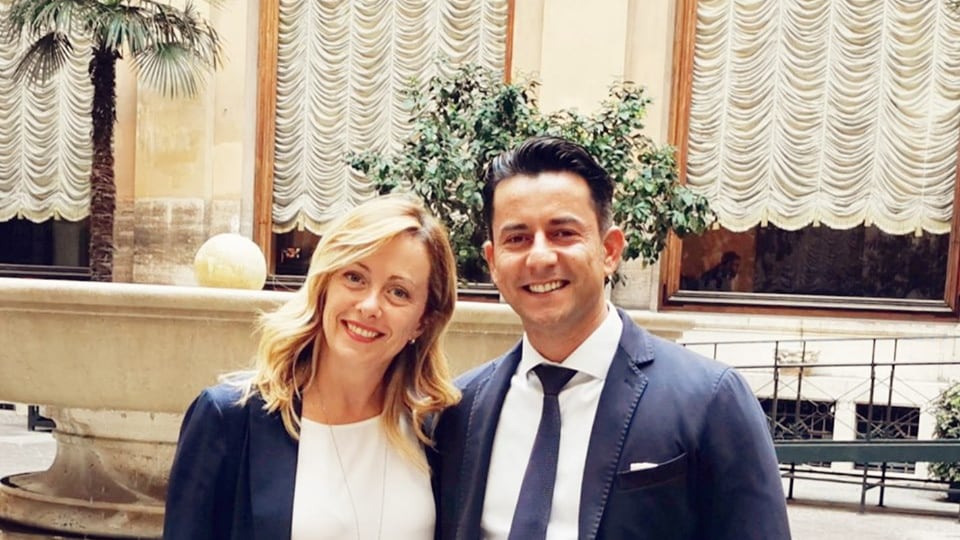 Lascia il M5S per Fratelli d'Italia: gli urlano "venduto" ed è rissa alla Camera