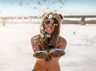 Donne in bikini e neve: così la gelida Siberia promuove il turismo 6