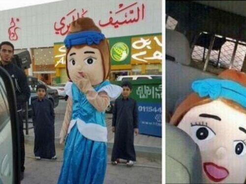 Arabia Saudita, bambola gigante "arrestata"