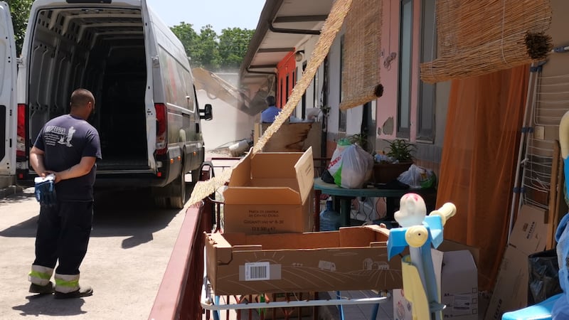Abusivi e inagibili, abbattuti appartamenti nel Napoletano 9