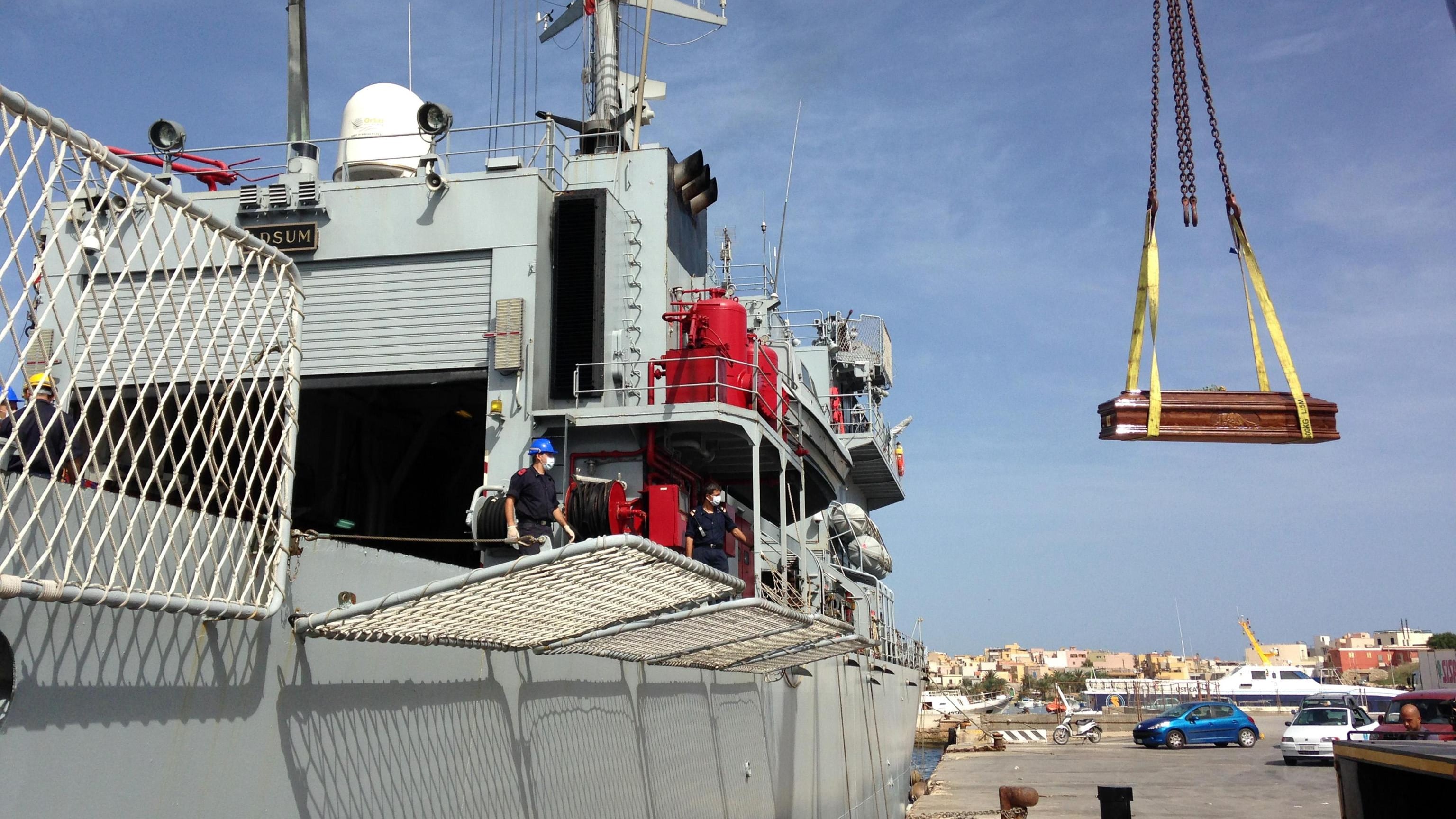 Immigrati, a Porto Empedocle la nave con 150 bare a bordo