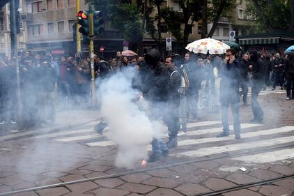 Fumogeni, pietre e bottiglie: l'attaccon degli antagonisti 6